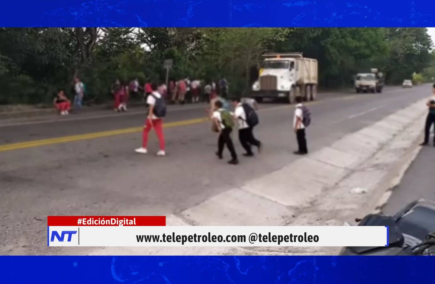 peligro niños cruzando doble calzada en Meseta de San Rafael, cruce peligroso en Meseta de San Rafael, seguridad vial para niños en Meseta de San Rafael, riesgos en la doble calzada de Meseta de San Rafael, niños cruzando la vía en Meseta de San Rafael, accidentes en Meseta de San Rafael, cruce peatonal peligroso en Meseta de San Rafael, petición de puente peatonal en Meseta de San Rafael, doble calzada Bucaramanga-Barrancabermeja, peligro en la vía Meseta de San Rafael.