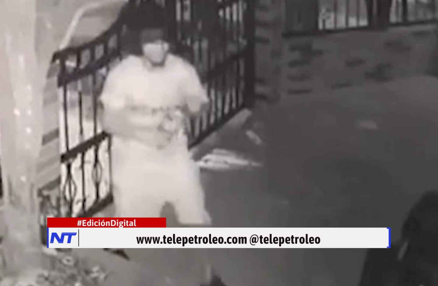 ataque incendiario en Barrancabermeja, incendio de motocicleta en Barrancabermeja, explosión en comuna 4 Barrancabermeja, cámara capta ataque en Barrancabermeja, hombre incendia moto Barrancabermeja, inseguridad en Barrancabermeja, policía investiga ataque incendiario, comuna 4 de Barrancabermeja en alerta, violencia urbana en Barrancabermeja, incendio provocado en vía pública